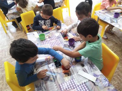 Децата от ДГ “Слънчице“ и “Вълшебният свят на изкуството“ 