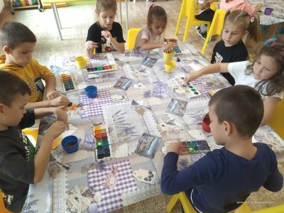 Децата от ДГ “Слънчице“ и “Вълшебният свят на изкуството“ 