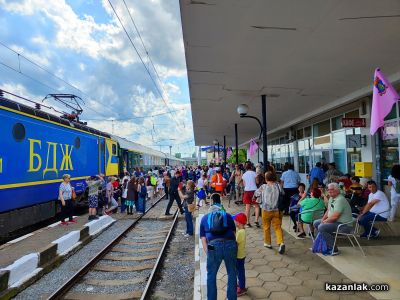 Атрактивни концерти на гарата събраха десетки казанлъчани