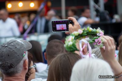 Царица Роза Неделина Неделчева получи царската корона от кмета на Казанлък