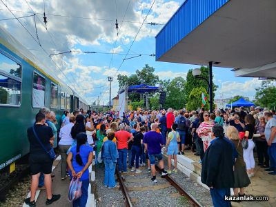 Атрактивни концерти на гарата събраха десетки казанлъчани