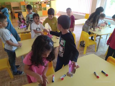 Децата от ДГ “Слънчице“ и “Вълшебният свят на изкуството“ 