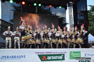 С феерия от багри и ритми, започна Международния фолклорен фестивал в Казанлък 