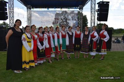 Атрактивни концерти на гарата събраха десетки казанлъчани