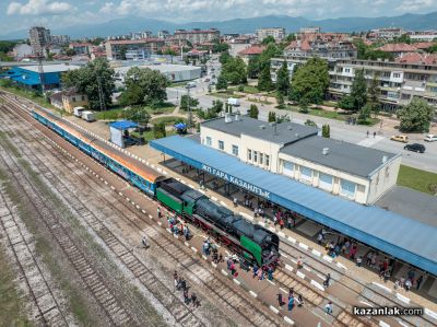 Атрактивни концерти на гарата събраха десетки казанлъчани