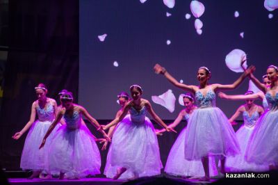 Царица Роза Неделина Неделчева получи царската корона от кмета на Казанлък