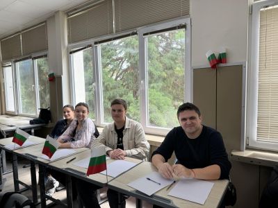 Урок-състезание на тема „Ботев – пътят към безсмъртието“ се проведе в ПГЛПТ