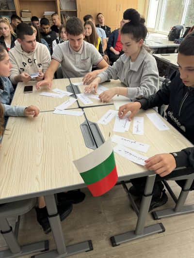 Урок-състезание на тема „Ботев – пътят към безсмъртието“ се проведе в ПГЛПТ