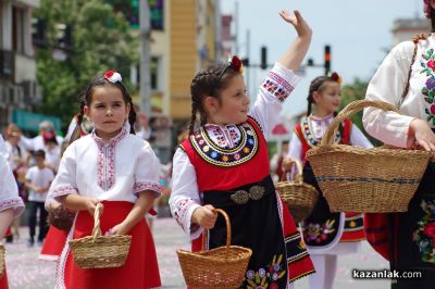 Празнично шествие в Казанлък