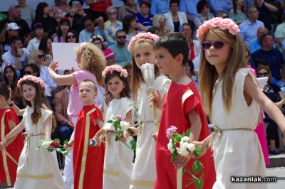 Празнично шествие в Казанлък