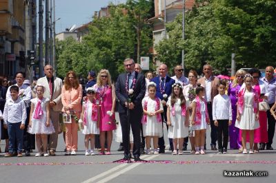 Празнично шествие в Казанлък