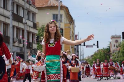 Празнично шествие в Казанлък