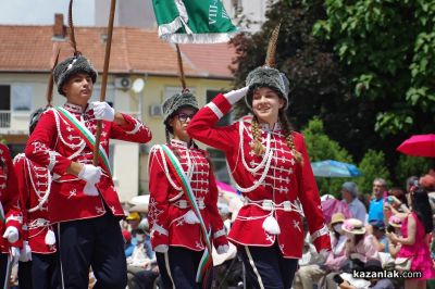 Празнично шествие в Казанлък