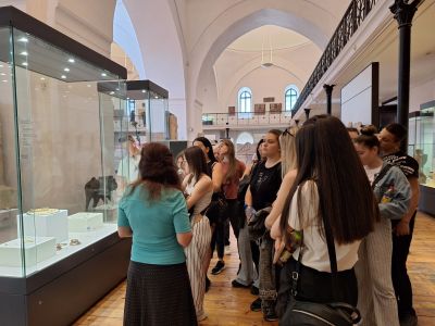 Ученици от ПГЛПТ посетиха Народното събрание 