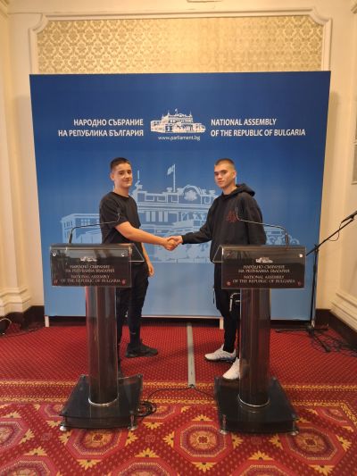 Ученици от ПГЛПТ посетиха Народното събрание 