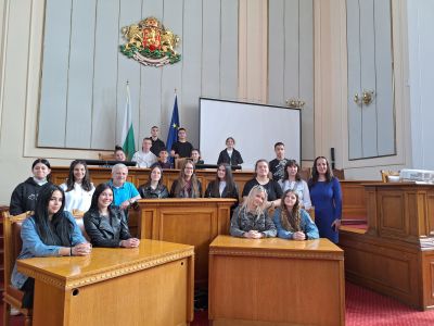 Ученици от ПГЛПТ посетиха Народното събрание 