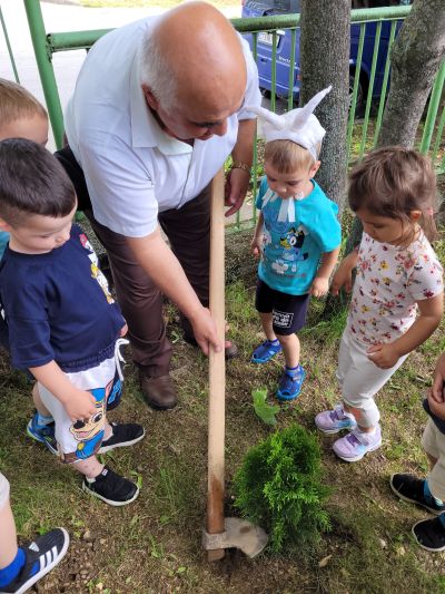 Малчуганите от ДГ „Славейче“ в Казанлък, трупаха знания в „Горска класна стая“