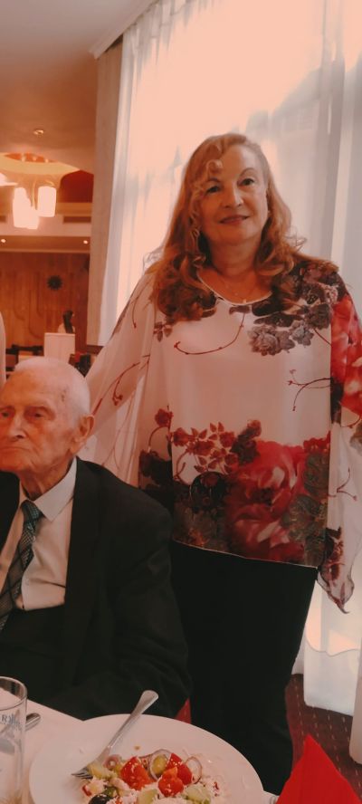 Випуск съученици се събра отново след 40 години. 90-годишният Христо Гъдев бе почетен гост на бала им/ ВИДЕО 