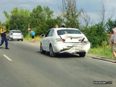 Верижна катастрофа в близост до разклона за село Дунавци затруднява движението  / Новини от Казанлък