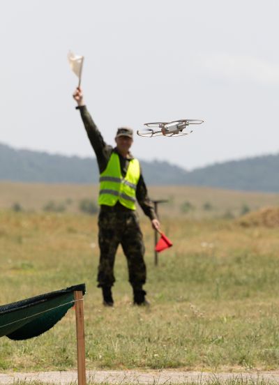 Президентът Румен Радев присъства на състезание между оператори на дронове в Казанлък