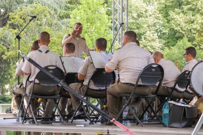 Военният духов оркестър при 61 Стрямска механизирана бригада, изнесе празничен концерт в Казанлък