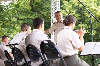 Военният духов оркестър при 61 Стрямска механизирана бригада, изнесе празничен концерт в Казанлък