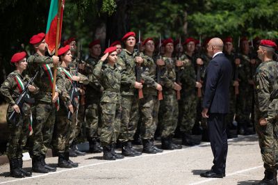 Президентът Румен Радев присъства на състезание между оператори на дронове в Казанлък