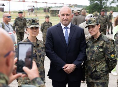 Президентът Румен Радев присъства на състезание между оператори на дронове в Казанлък