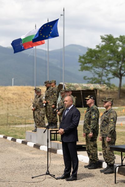 Президентът Румен Радев присъства на състезание между оператори на дронове в Казанлък