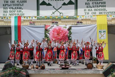 450 участници се включват в юбилейния фолклорен празник “Балканът пее и разказва“ в Гурково / Новини от Казанлък