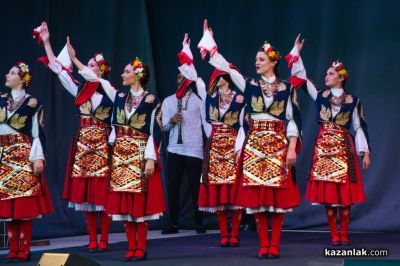 Николина и Мария Чакърдъкови с Неврокопски танцов ансамбъл в Дамасцена