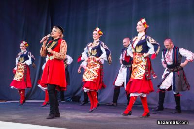 Николина и Мария Чакърдъкови с Неврокопски танцов ансамбъл в Дамасцена