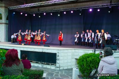 Николина и Мария Чакърдъкови с Неврокопски танцов ансамбъл в Дамасцена