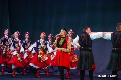 Николина и Мария Чакърдъкови с Неврокопски танцов ансамбъл в Дамасцена