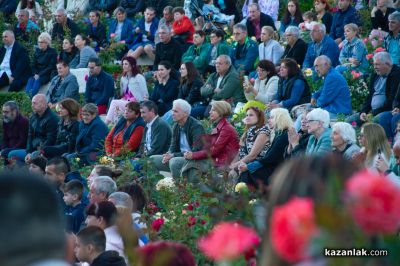 Николина и Мария Чакърдъкови с Неврокопски танцов ансамбъл в Дамасцена