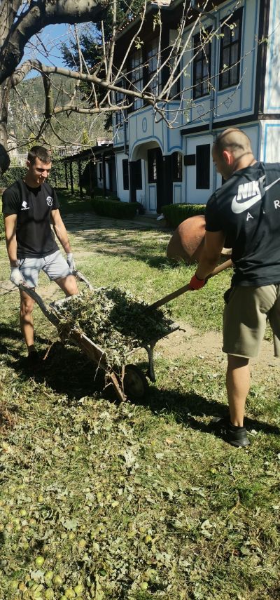 Ученици от ПХГ „ Св. Св. Кирил и Методий“ помагат във възстановяването на град Шипка след страшната буря
