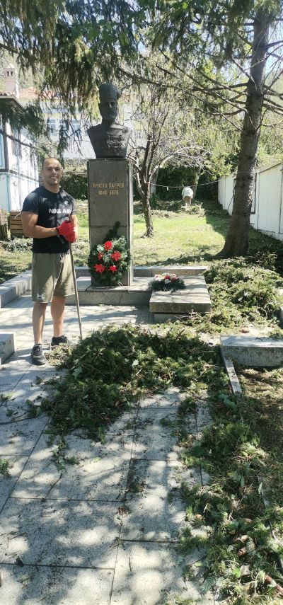 Ученици от ПХГ „ Св. Св. Кирил и Методий“ помагат във възстановяването на град Шипка след страшната буря