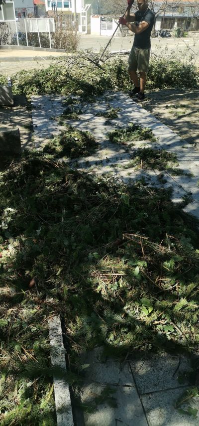 Ученици от ПХГ „ Св. Св. Кирил и Методий“ помагат във възстановяването на град Шипка след страшната буря