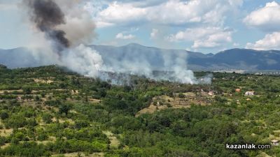 Пожар гори в района на вилната зона, край местността „Каракос“ / ВИДЕО / ОБНОВЕНА