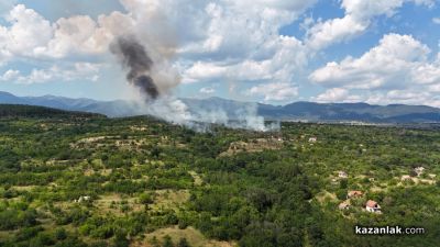 Пожар гори в района на вилната зона, край местността „Каракос“ / ВИДЕО / ОБНОВЕНА
