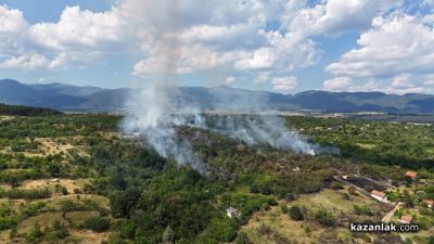 Пожар гори в района на вилната зона, край местността „Каракос“ / ВИДЕО / ОБНОВЕНА