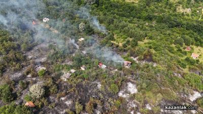 Пожар гори в района на вилната зона, край местността „Каракос“ / ВИДЕО / ОБНОВЕНА