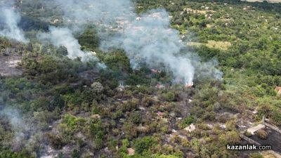 Пожар гори в района на вилната зона, край местността „Каракос“ / ВИДЕО / ОБНОВЕНА