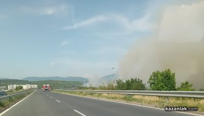 Огнеборци се борят с пожар край „Казмера“ / Новини от Казанлък