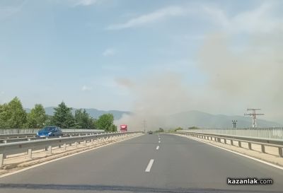 Огнеборци се борят с пожар край „Казмера“