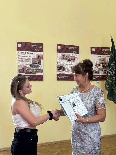 Випуск 2024 на ПГ “Иван Хаджиенов“ получи своите дипломи и Свидетелства за професионална квалификация