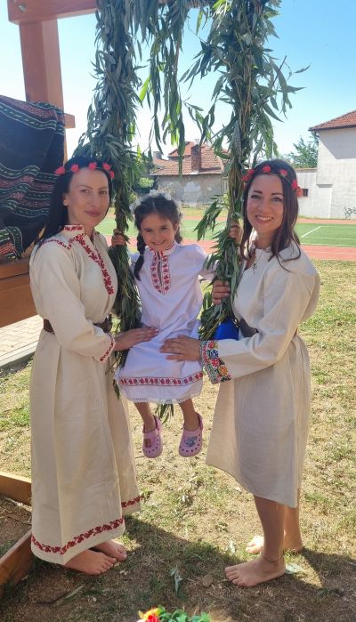 Децата от ДГ „Юрий Гагарин“ отпразнуваха Еньовден