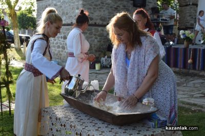 Енинци пресъздадоха ритуалите на Еньовден и минаха под венец от 77 билки