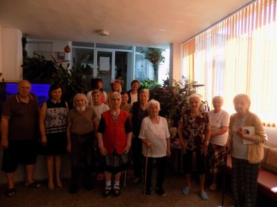 Екип на библиотека „Искра” зарадва възрастните хора от Дом № 3 за Еньовден