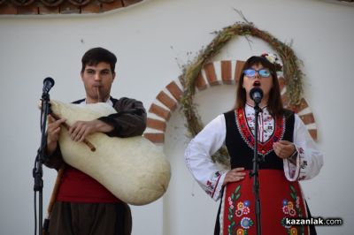 Енинци пресъздадоха ритуалите на Еньовден и минаха под венец от 77 билки